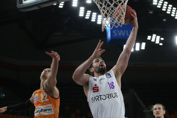 于走上点球 于走上点球